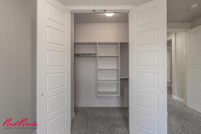 Building Photo - Pet Friendly 4 Bedroom Home! Internet Incl...