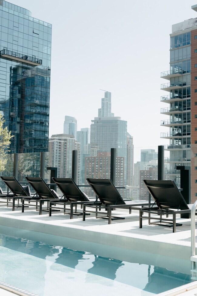 Building Photo - 755 S Clark St