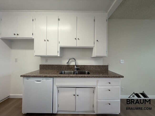 Building Photo - 6041 Whitsett Ave