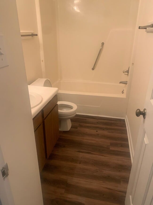 Building Photo - Great NW RALEIGH location-2 brm 2 bath ~ F...