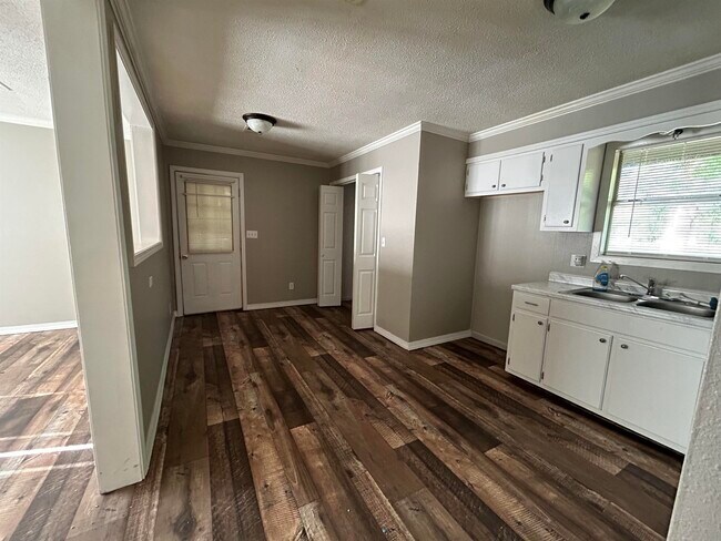 Building Photo - 15 Micanoty Trce