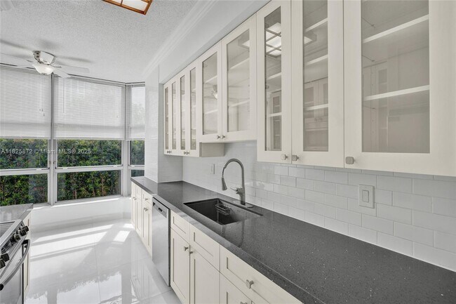 Building Photo - 3500 Mystic Pointe Dr