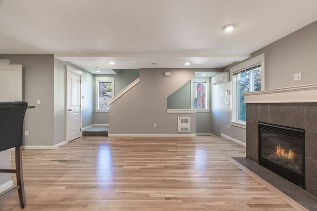 Building Photo - 2bd/2.5ba Seattle Townhome