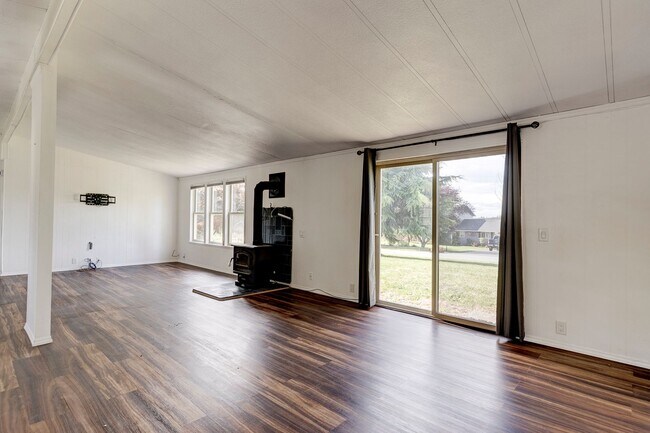 Building Photo - 3 Bed  2 Bath Pet Friendly Home