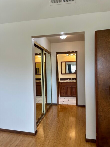 Building Photo - 6533 N 7th Ave