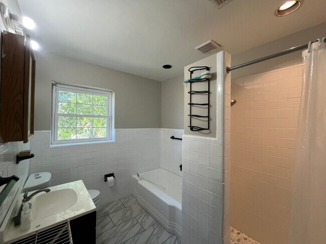 Building Photo - HOUSE AND BACK APARTMENT ON LARGE LOT!!