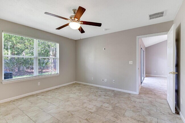 Building Photo - "Spacious 3-Bedroom Home with 2 Full Baths in the Heart of Palm Coast!"