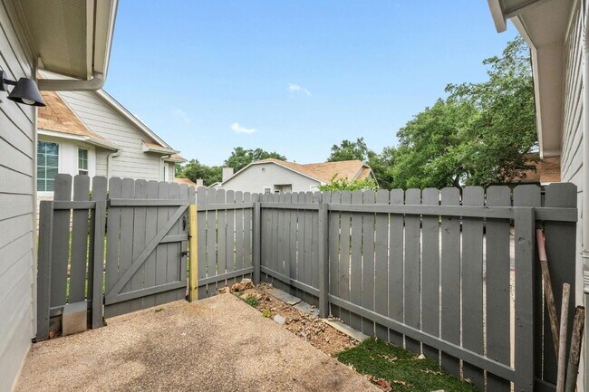 Building Photo - 6501 Brush Country Rd