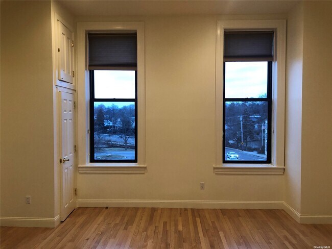 Building Photo - 303 Main St