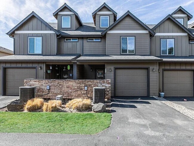 Building Photo - Charming 3 Story Townhome with AC