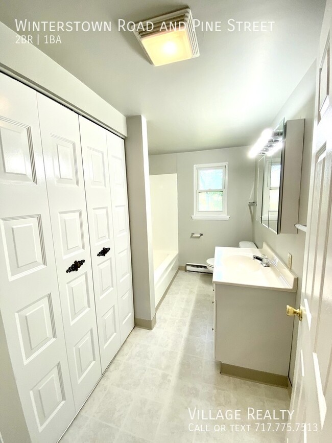 Building Photo - Large 2-Bedroom Townhome in Red Lion! Pati...