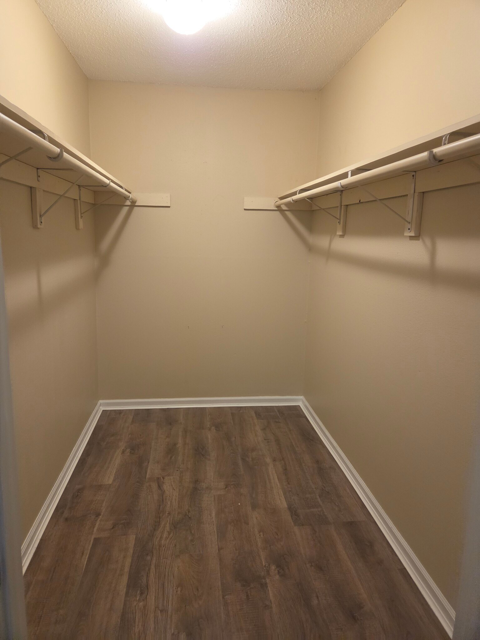 Building Photo - 2102 Chateau Dr