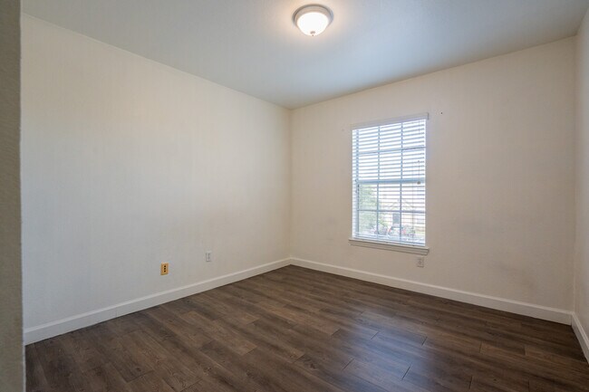 Building Photo - 8973 Lee Vista Blvd