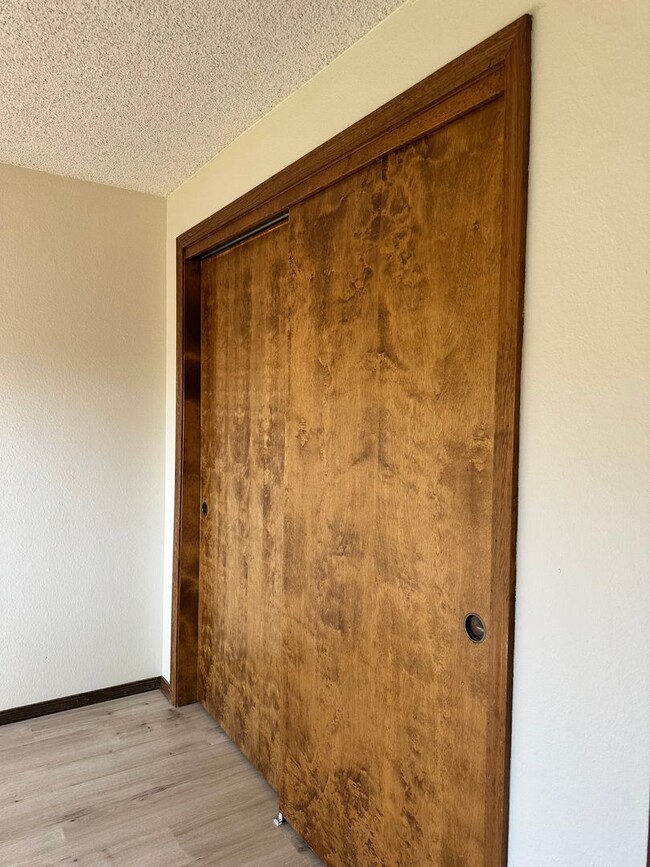 Building Photo - Centrally Located  2 Bedroom 1 Bathroom Du...