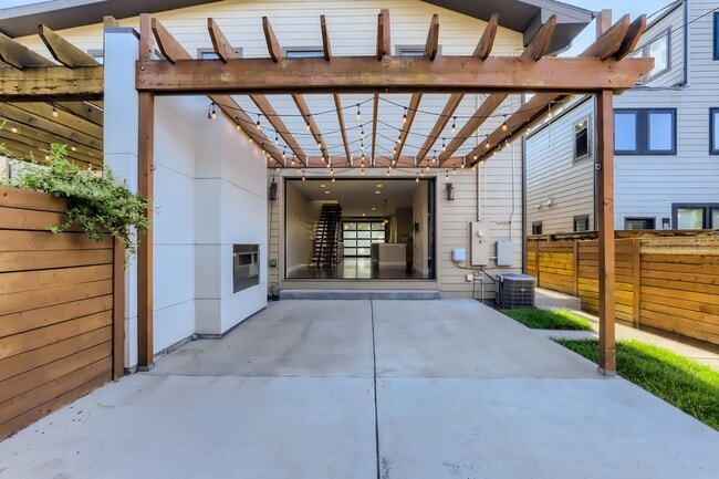 Building Photo - Modern 4-Bedroom Home with Designer Finish...