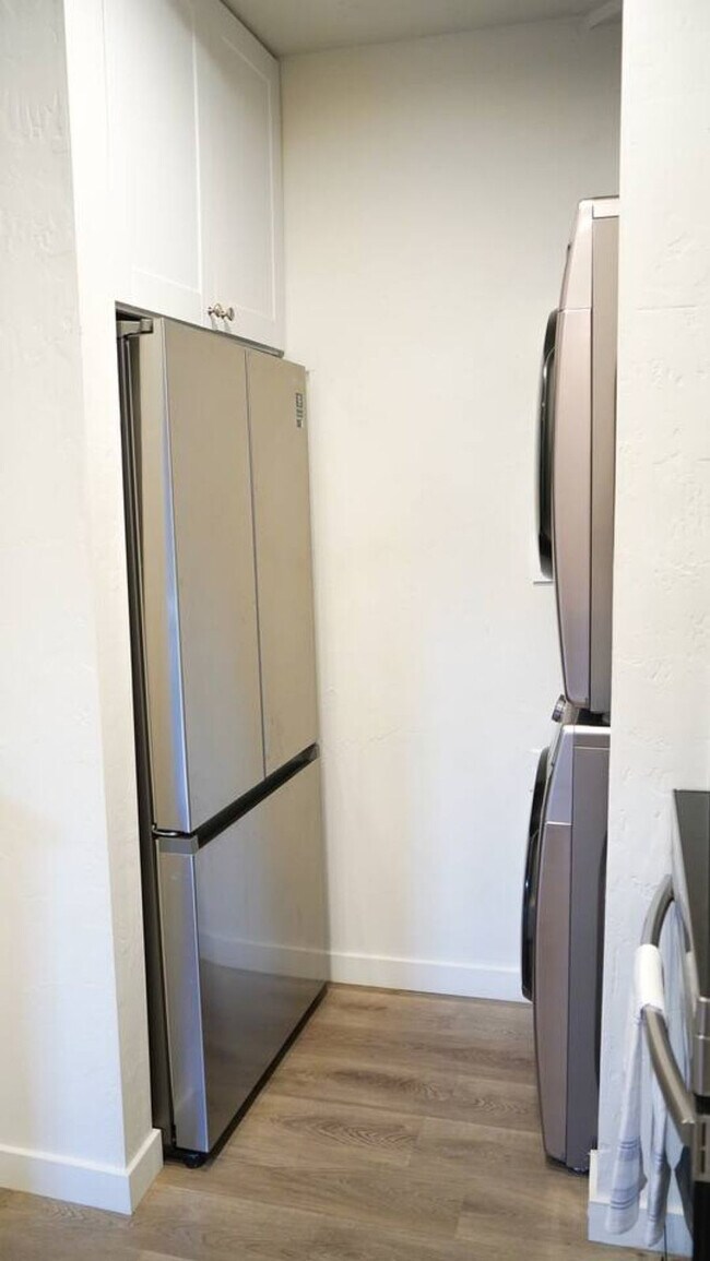 Building Photo - 1078 Cosmo Ave