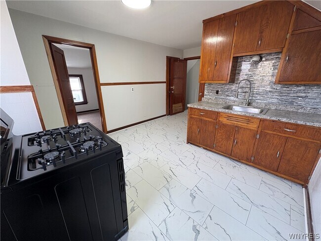 Building Photo - 143 Reo Ave