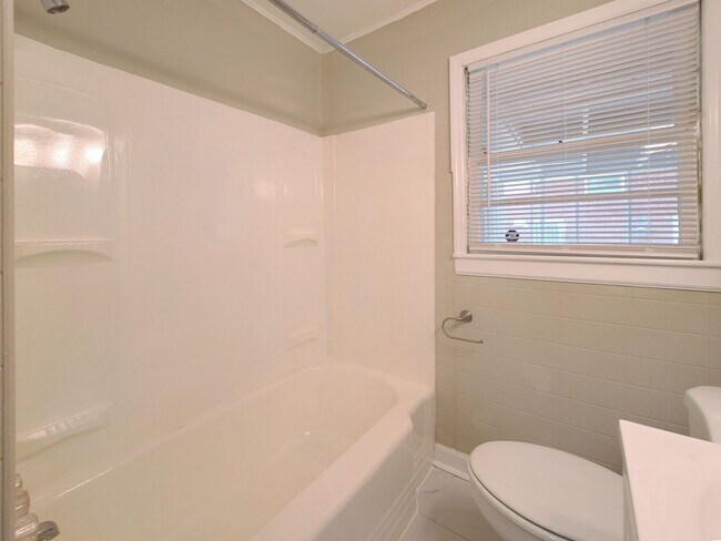 Building Photo - Cutest Bungalow in the Heart of Hapeville 3 bed/2 bath