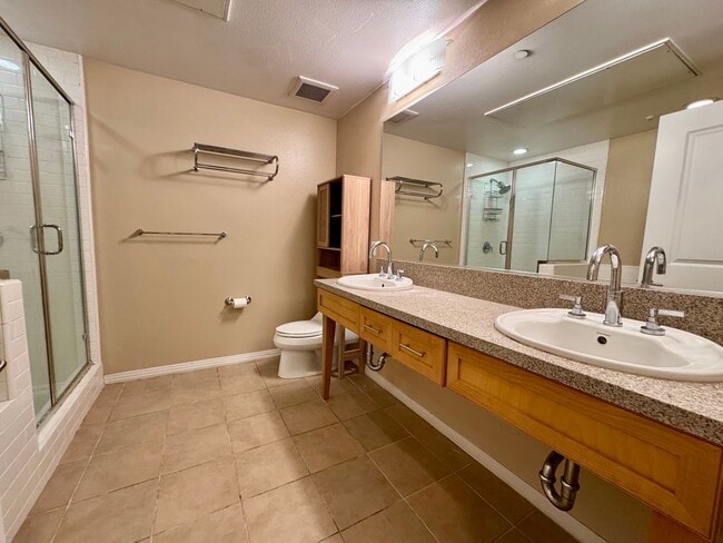 Building Photo - Luxury condo minutes from the beach...