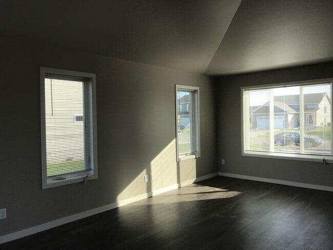 Building Photo - 4 Bed 3 Bath Single Family Home