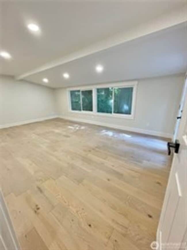 Building Photo - 3Bd/2.5Ba Mercer Island House