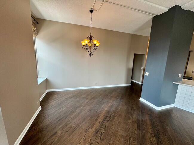 Building Photo - 600 S Dearborn St