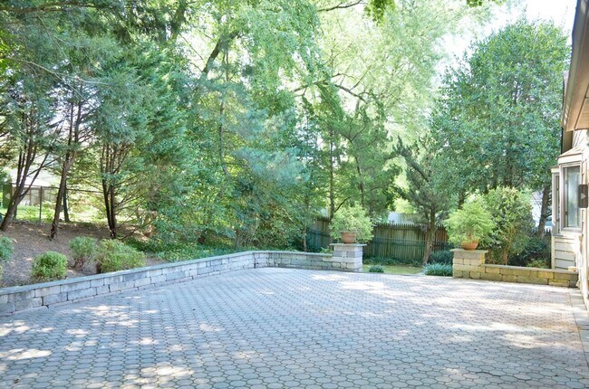 Building Photo - Sparkling and Spacious