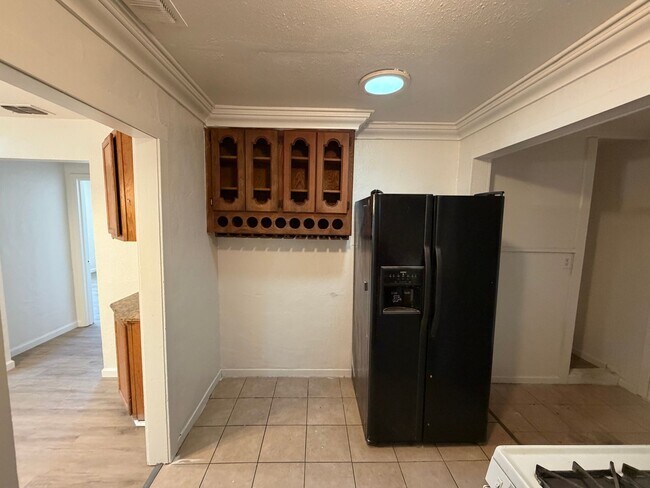 Building Photo - 2 Bedroom 1 Bath Home