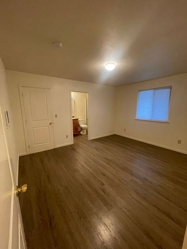 Building Photo - Convieniently located charming duplex with modern updates!