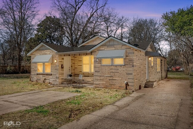 Building Photo - 1129 Boone St