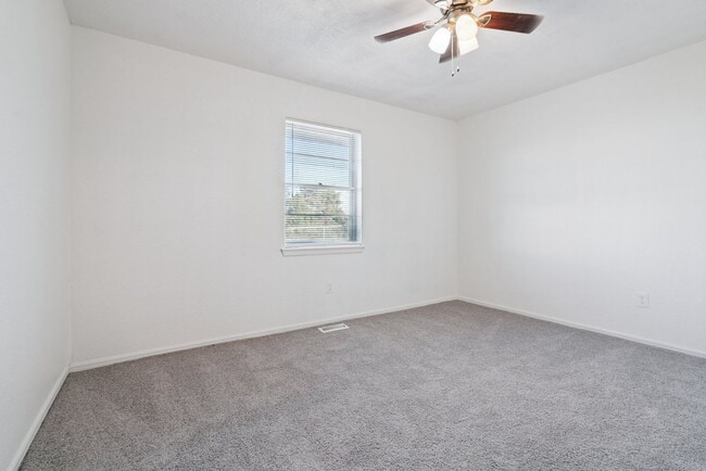 Building Photo - 3-Bedroom Home Near Dining, Shopping & Broadway Extension