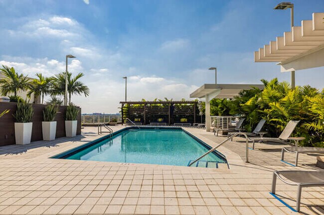 Building Photo - 3256 NE 1st Ave