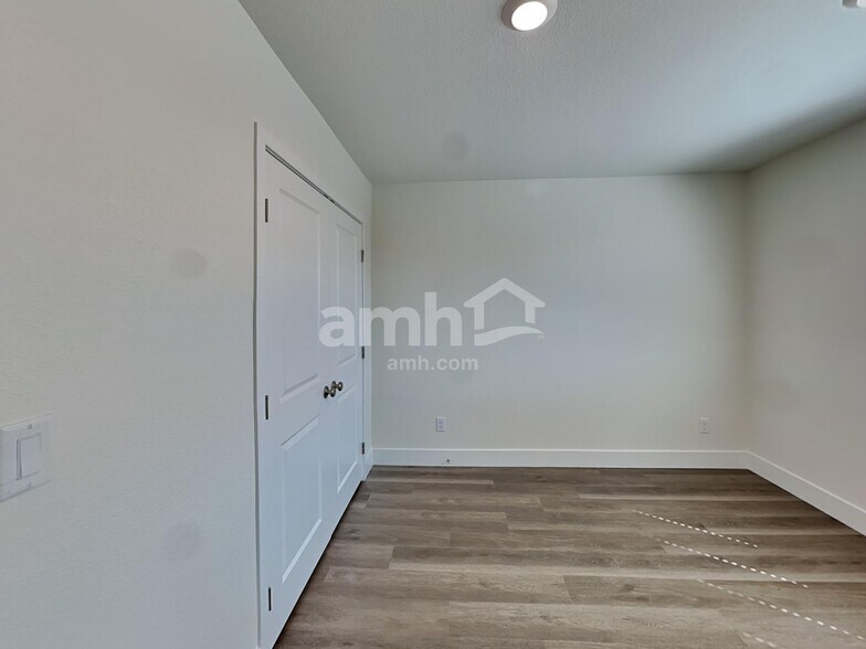 Building Photo - 10380 Bee Balm St