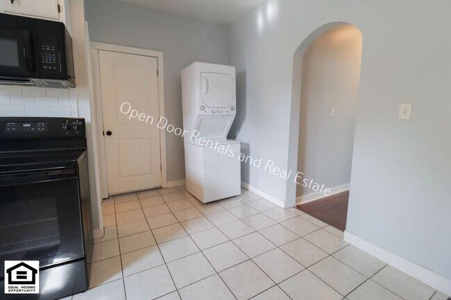 Building Photo - 927 Nuttman Ave