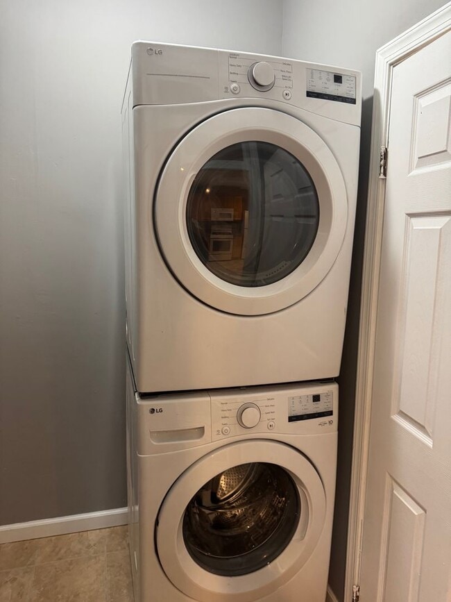 Building Photo - West Conshohocken 4 Bedroom 2 brick bath T...