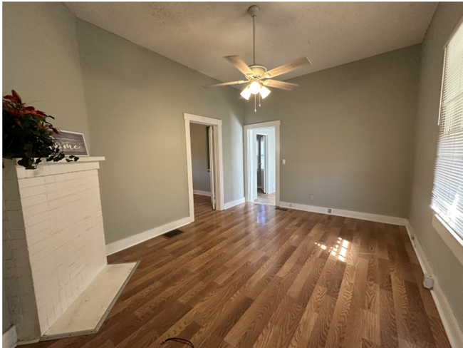 Building Photo - Cozy cottage in the heart of Kingsport!