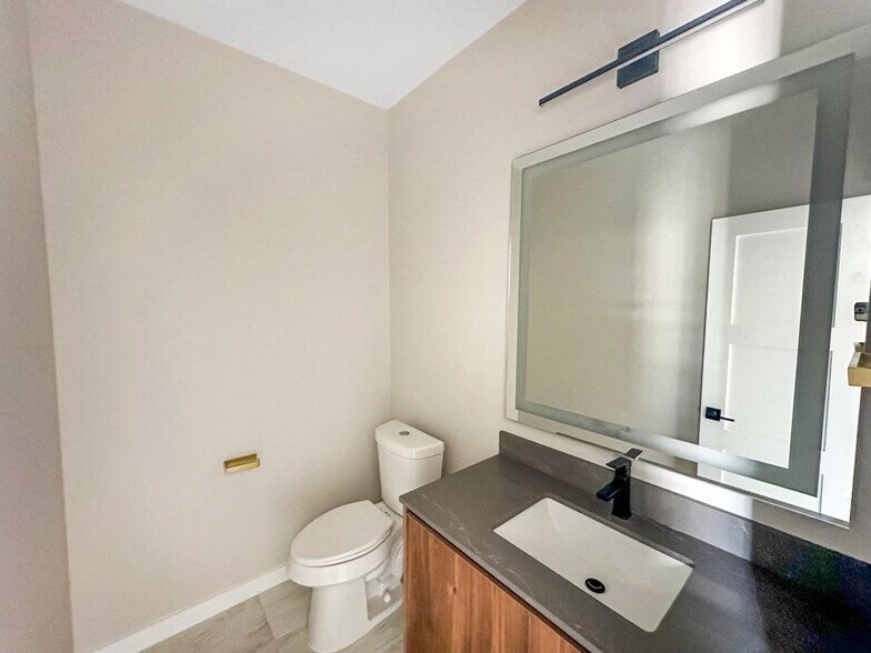 Building Photo - 2229 Corales St