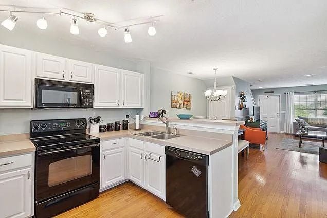 Building Photo - Move-In Ready Townhouse in Prime Location ...