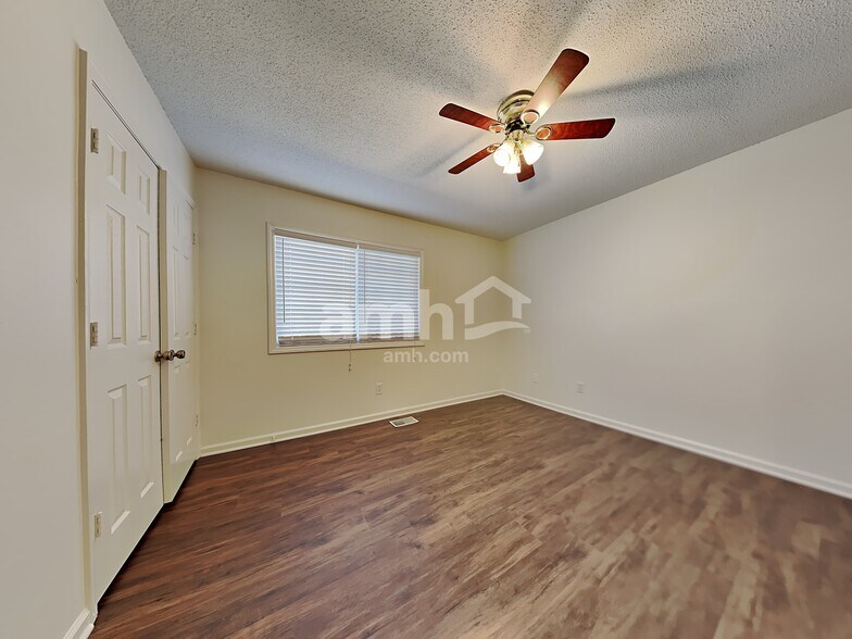 Building Photo - 833 Eagle Point Dr