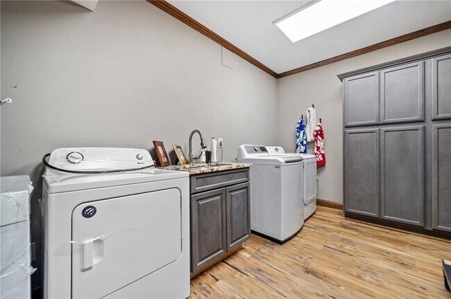 Building Photo - 5281 Laurel Ln