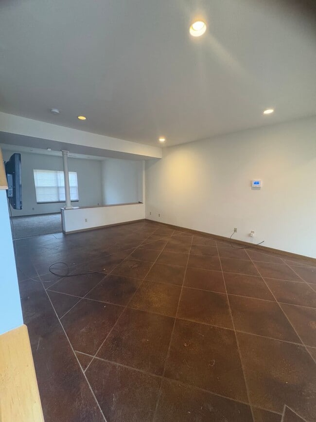 Building Photo - Four Bedroom 2.5 Bath Condo