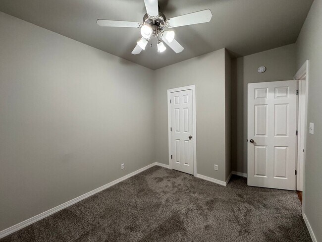 Building Photo - Immaculate 4 bedroom 2 bath in Jenks!