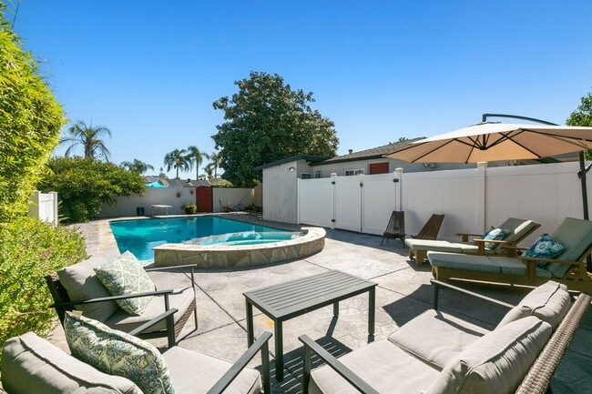 Building Photo - Spacious Talmadge Home WITH POOL!