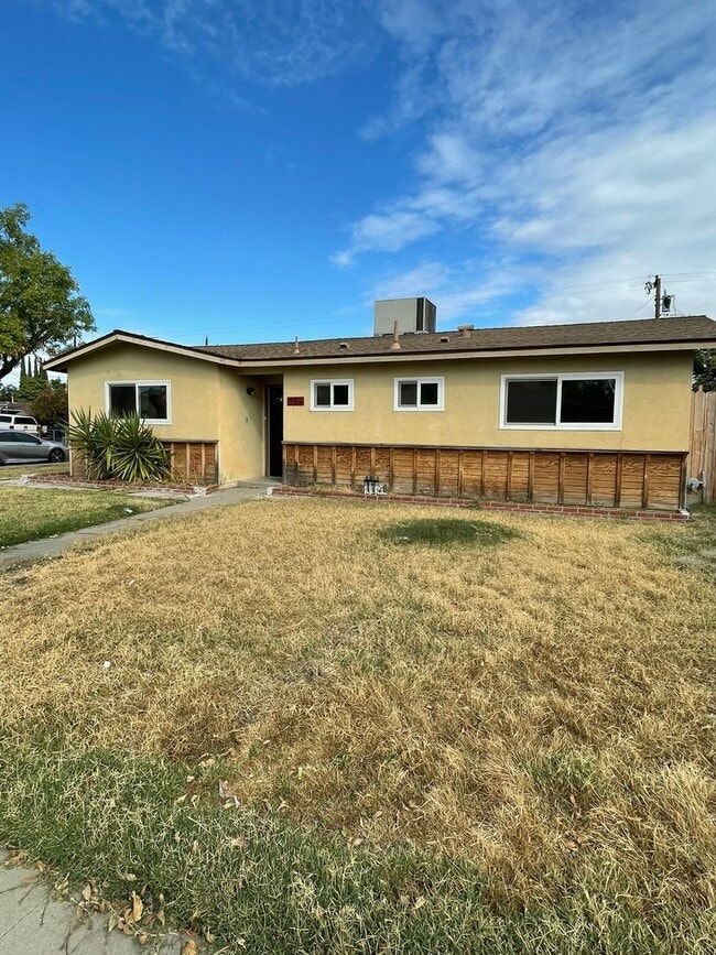 Building Photo - Charming 3-Bedroom, 2-Bath Home – Availabl...