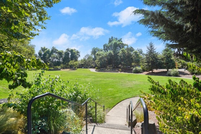 Building Photo - Just Listed!! 2 Bedroom, 2.5 Bathroom Townhouse in Arbor Villebois!