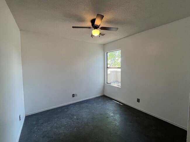 Building Photo - Cute 3 Bedroom 2 Bathroom Home In Rio Rancho!