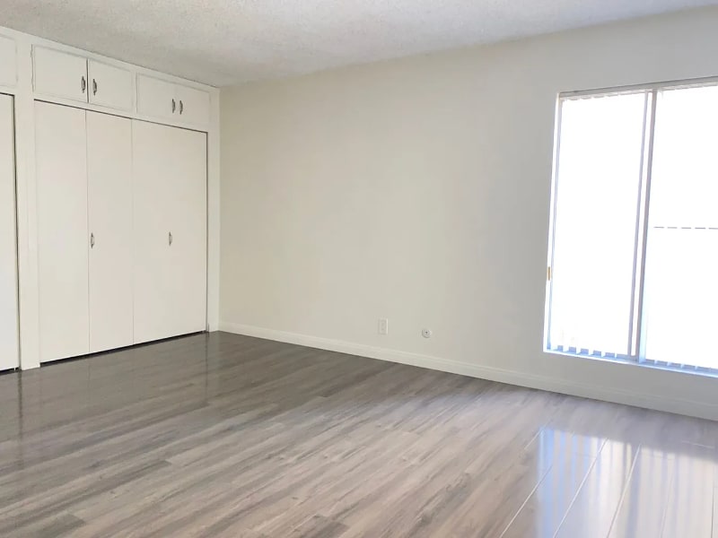Building Photo - 310 S Clark Dr