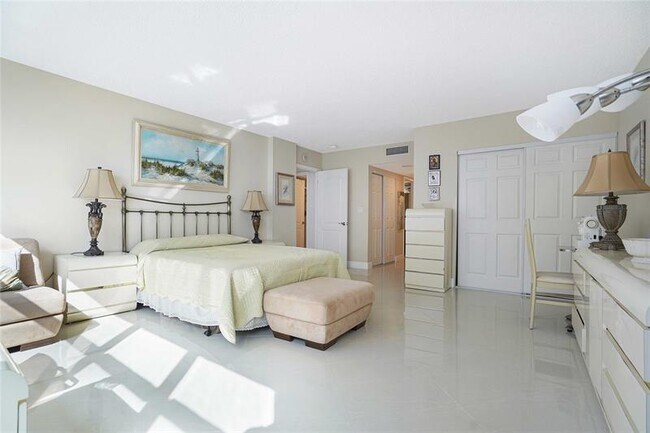 Building Photo - 3400 Galt Ocean Dr