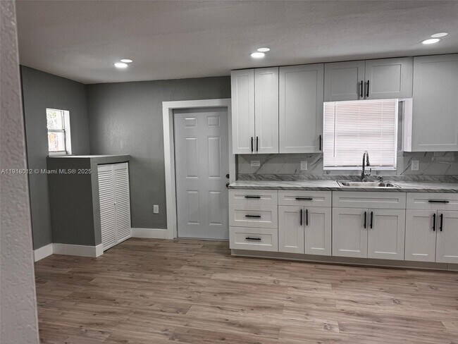 Building Photo - 141 W 6th St