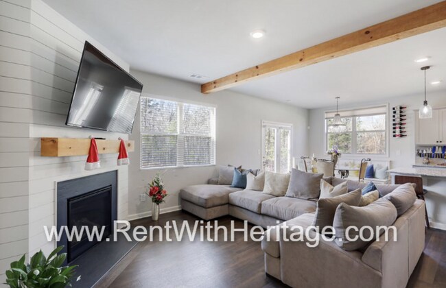 Building Photo - Custom DR Horton Home in Popular Overlook at Camp Creek/ Attention to Detail / Fantastic Location